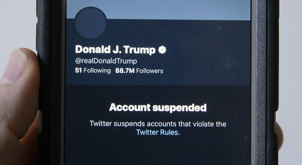 Trump twitter suspended